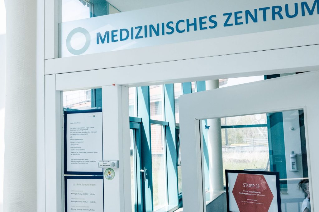 Eingang zum Medizinischen Zentrum im Innenbereich der Ostseeklinik Zingst.
